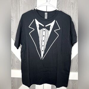 D18.19 Gildan Funny Tuxedo Print Graphic Tee Large Black/White